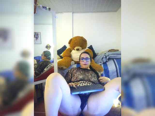 MeganHotCurvy webcam