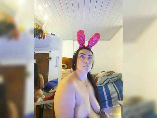 MeganHotCurvy webcam