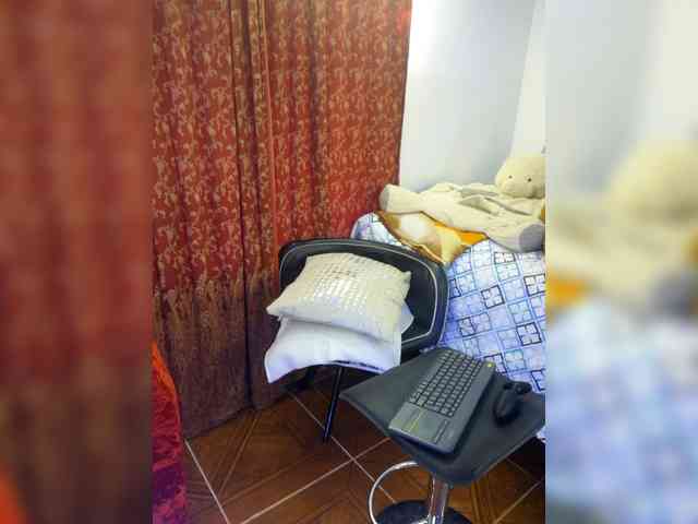 MeganHotCurvy webcam