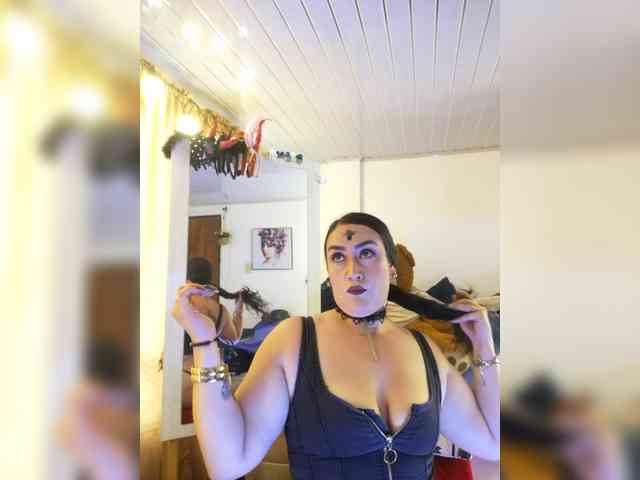 MeganHotCurvy webcam