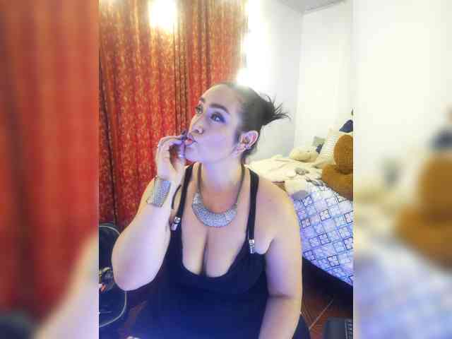 MeganHotCurvy webcam