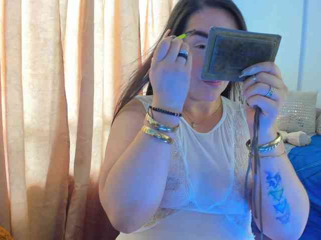 MeganHotCurvy webcam