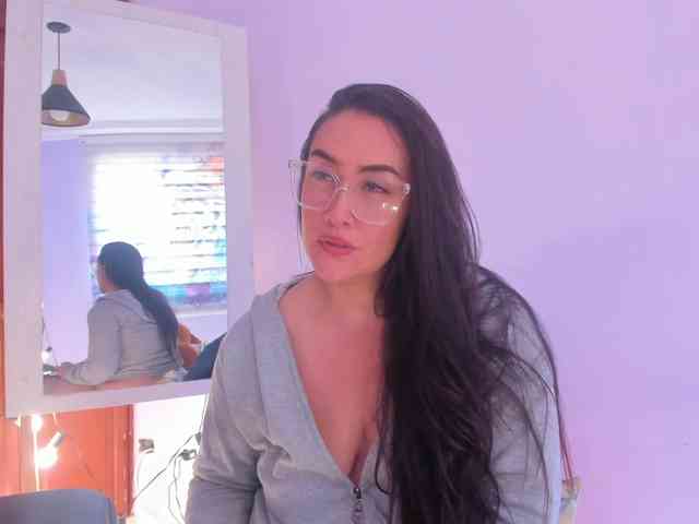 MeganHotCurvy webcam