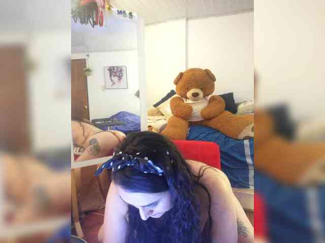 MeganHotCurvy webcam