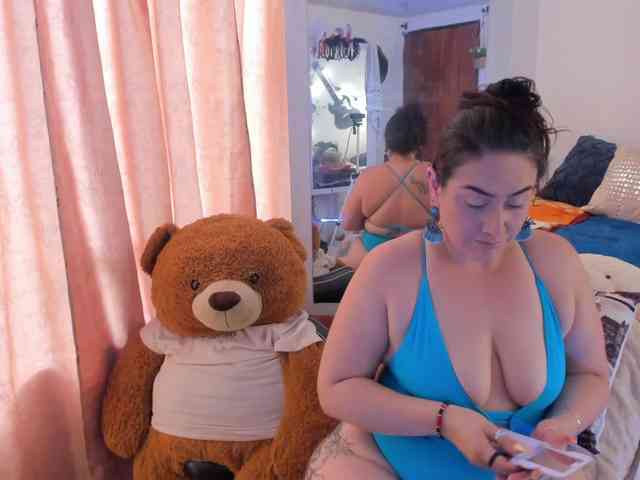 MeganHotCurvy webcam