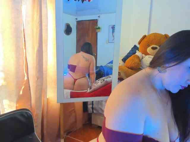 MeganHotCurvy webcam