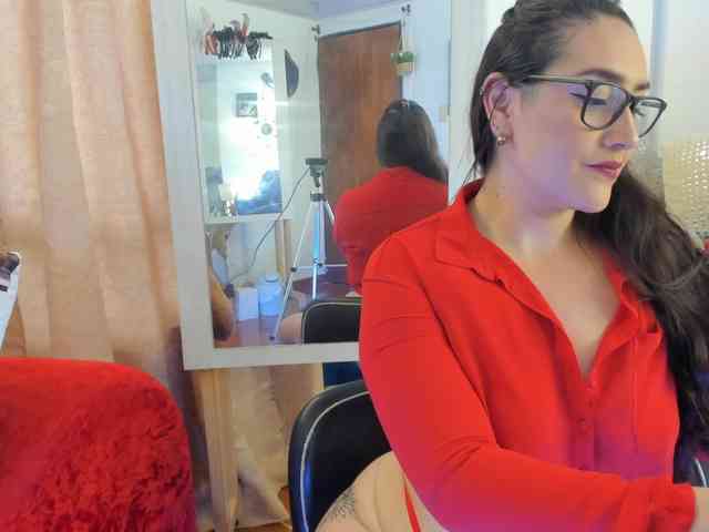 MeganHotCurvy webcam