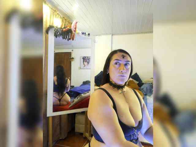 MeganHotCurvy webcam