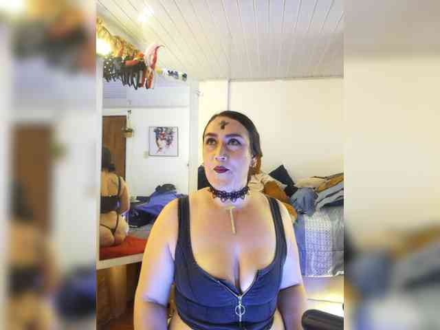 MeganHotCurvy webcam