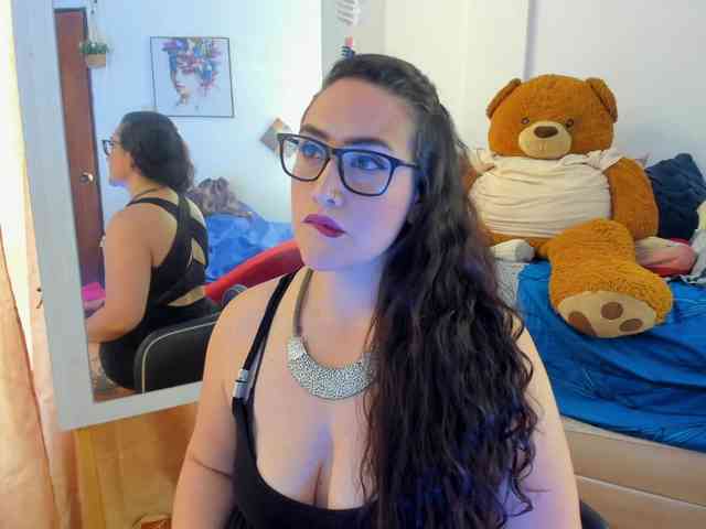 MeganHotCurvy webcam