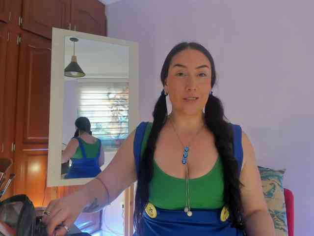 MeganHotCurvy webcam