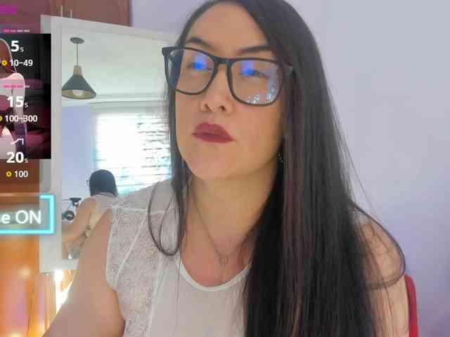 MeganHotCurvy webcam