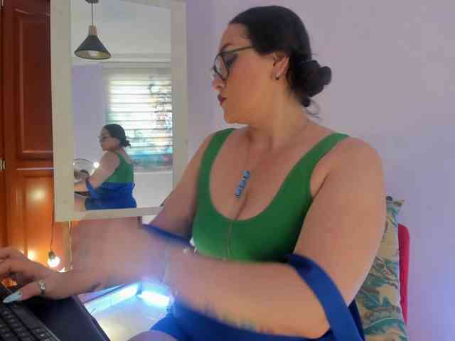 MeganHotCurvy webcam