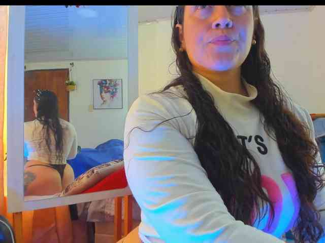 MeganHotCurvy webcam