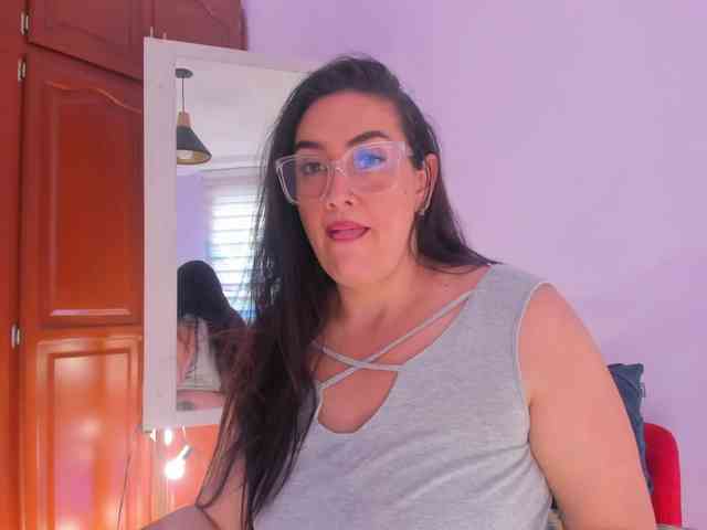 MeganHotCurvy webcam