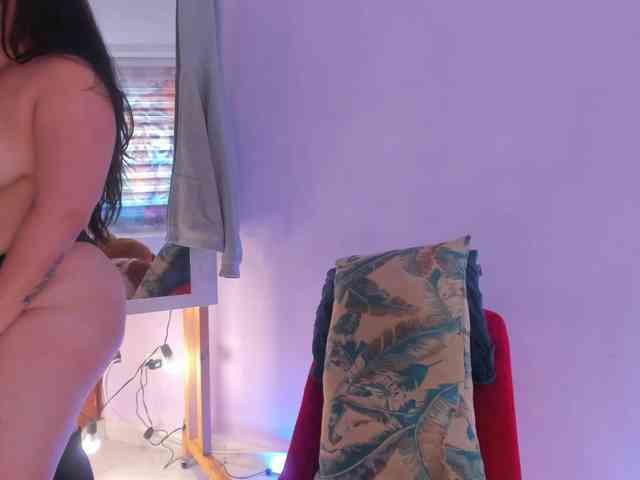 MeganHotCurvy webcam