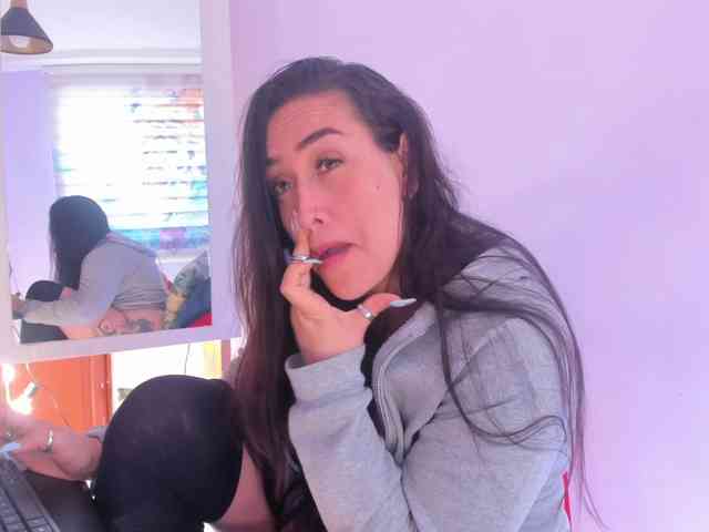 MeganHotCurvy webcam