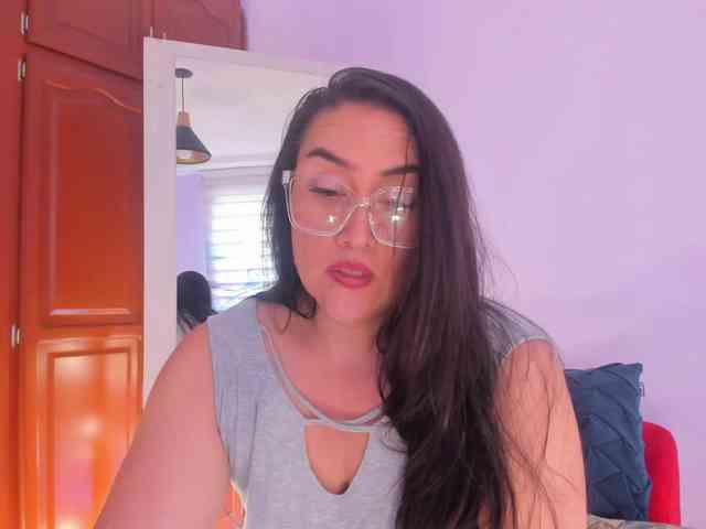 MeganHotCurvy webcam