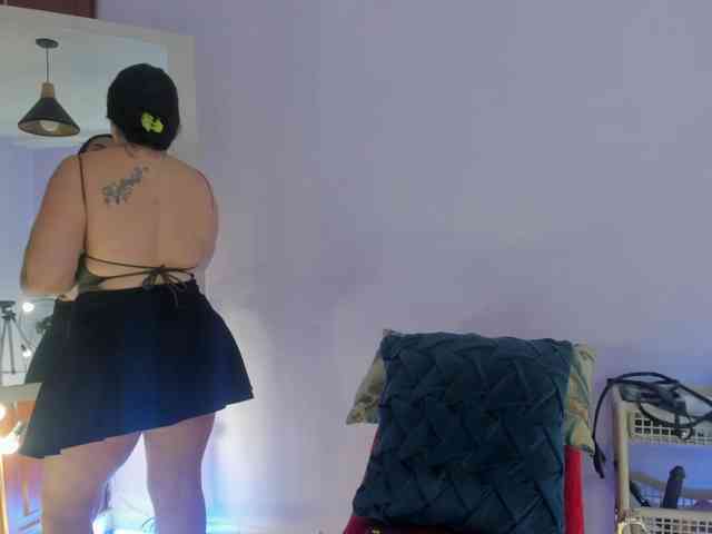 MeganHotCurvy webcam