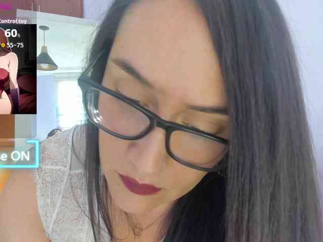 MeganHotCurvy webcam