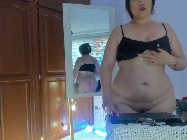 MeganHotCurvy webcam