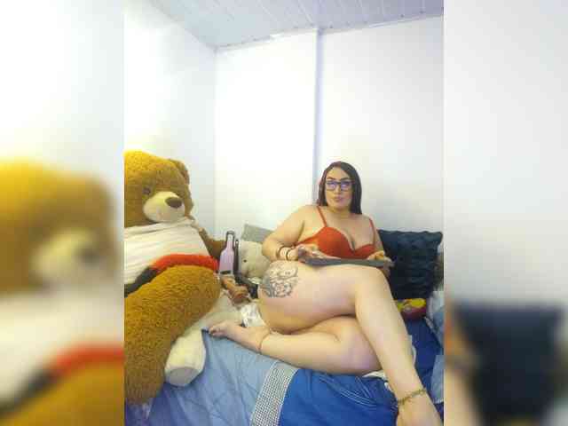 MeganHotCurvy webcam