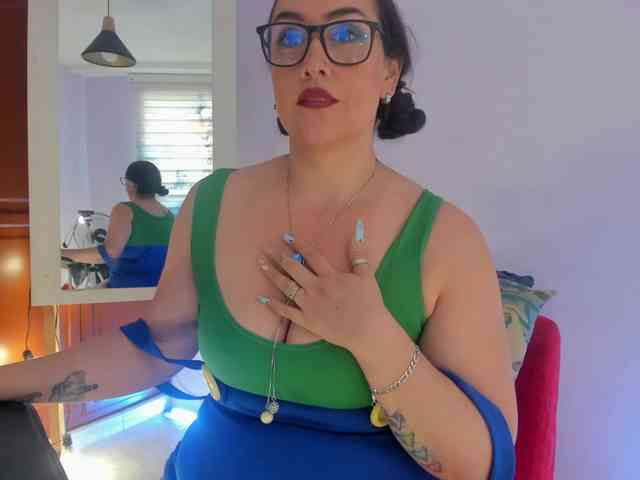 MeganHotCurvy webcam