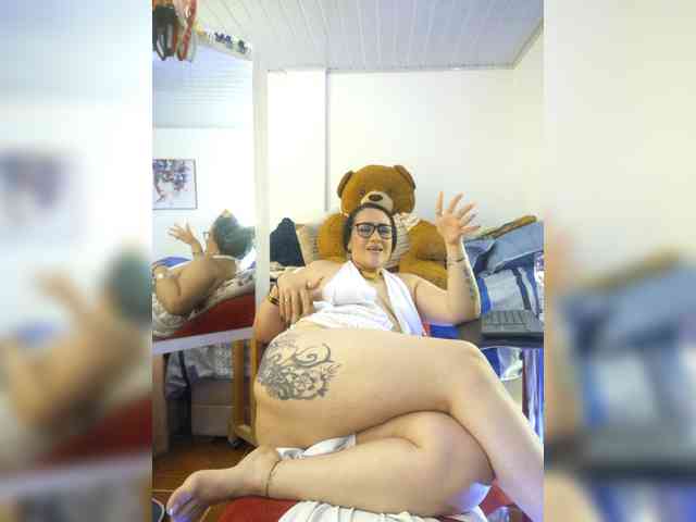 MeganHotCurvy webcam