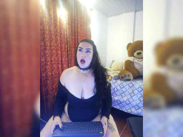 MeganHotCurvy webcam