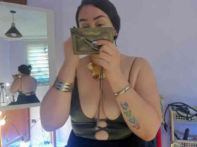 MeganHotCurvy webcam