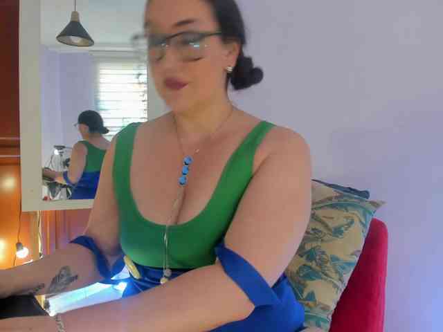 MeganHotCurvy webcam