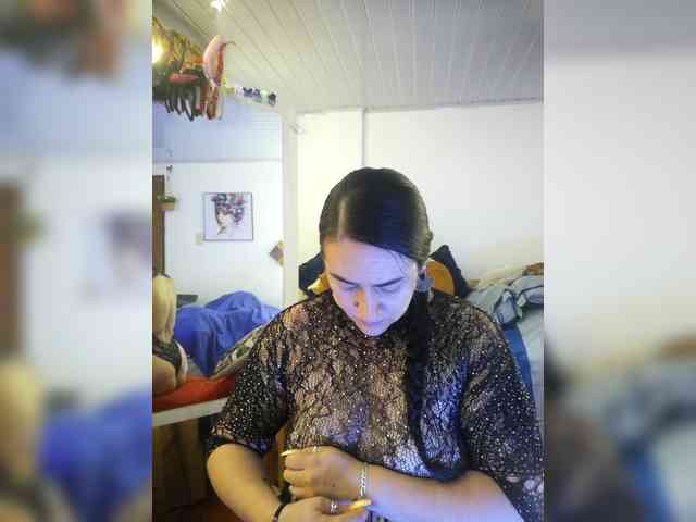 MeganHotCurvy webcam