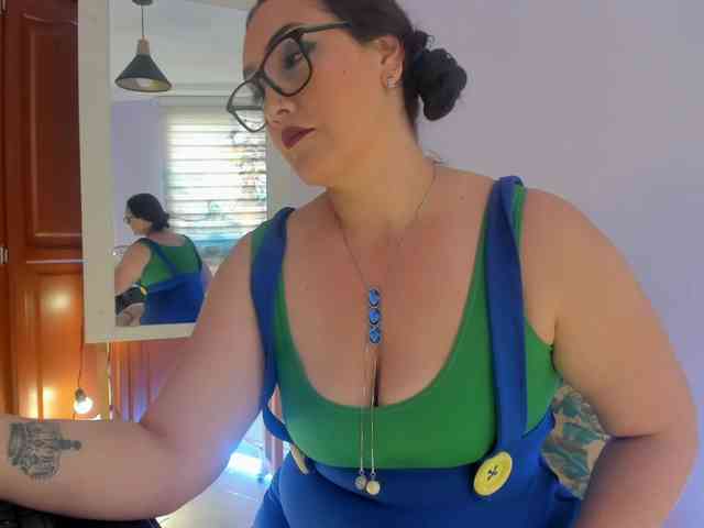 MeganHotCurvy webcam