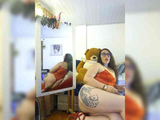 MeganHotCurvy webcam