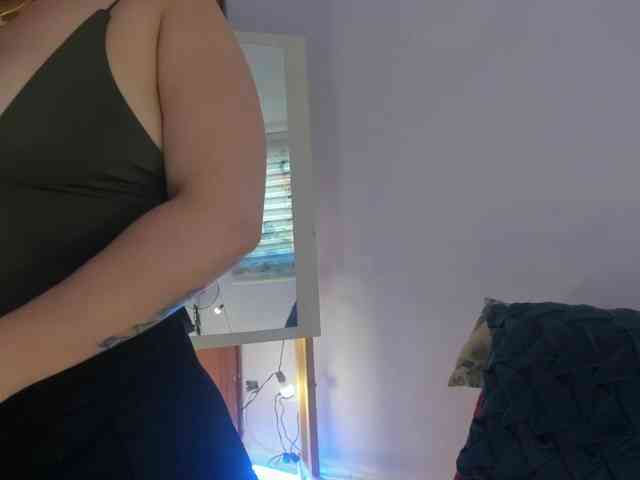 MeganHotCurvy webcam