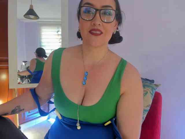 MeganHotCurvy webcam