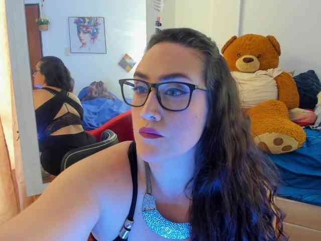 MeganHotCurvy webcam
