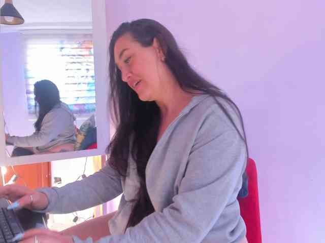 MeganHotCurvy webcam