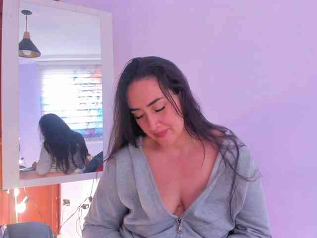 MeganHotCurvy webcam