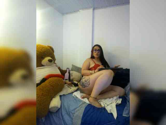 MeganHotCurvy webcam