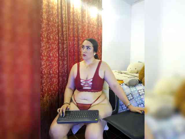 MeganHotCurvy webcam