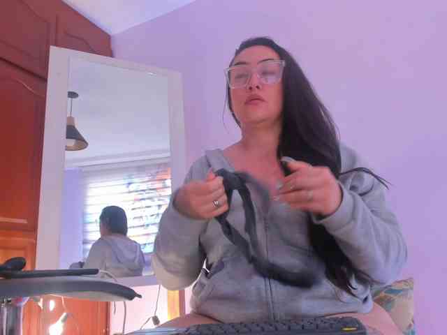 MeganHotCurvy webcam