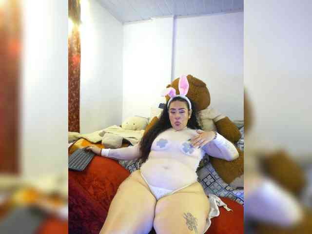 MeganHotCurvy webcam