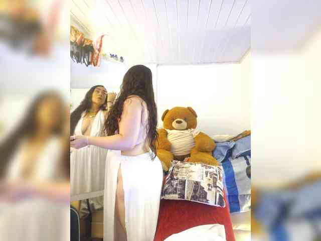 MeganHotCurvy webcam