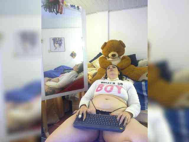 MeganHotCurvy webcam