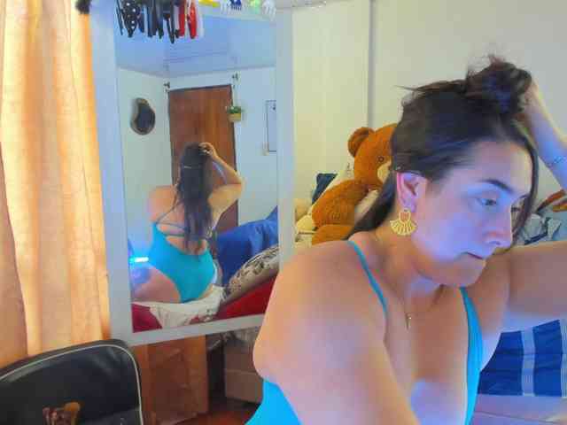 MeganHotCurvy webcam