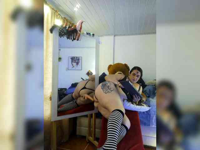 MeganHotCurvy webcam