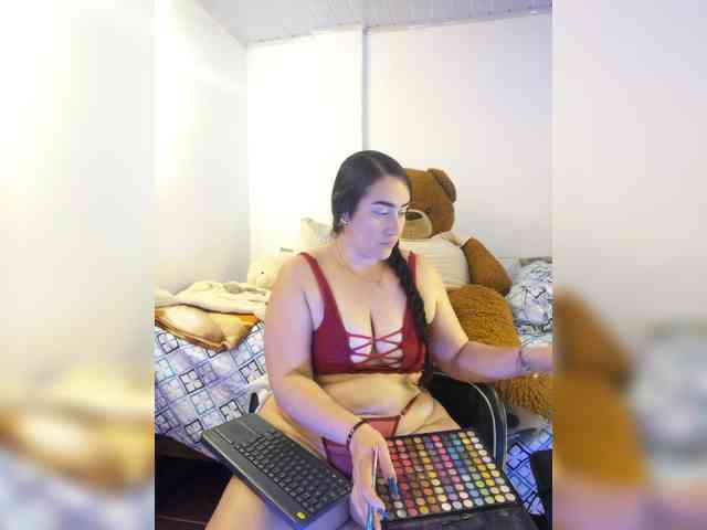 MeganHotCurvy webcam