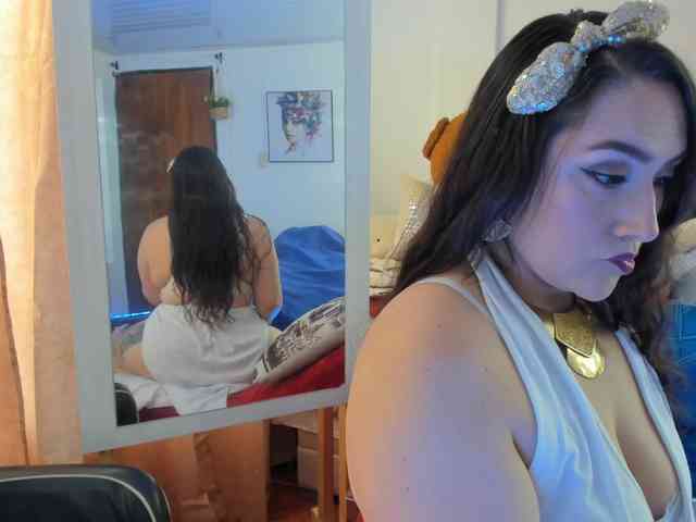 MeganHotCurvy webcam