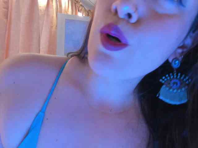 MeganHotCurvy webcam